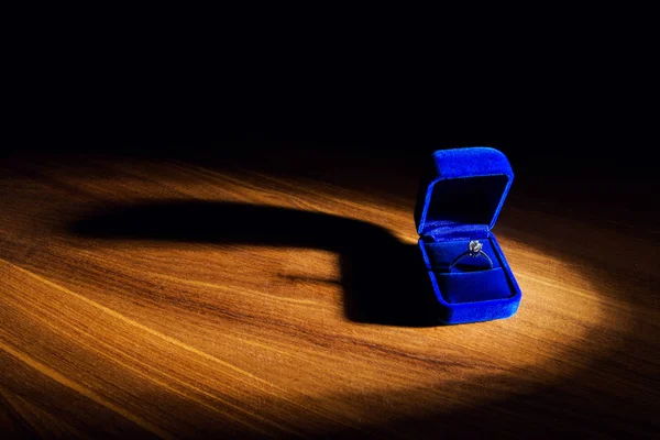 Anel de diamante de noivado na caixa azul — Fotografia de Stock