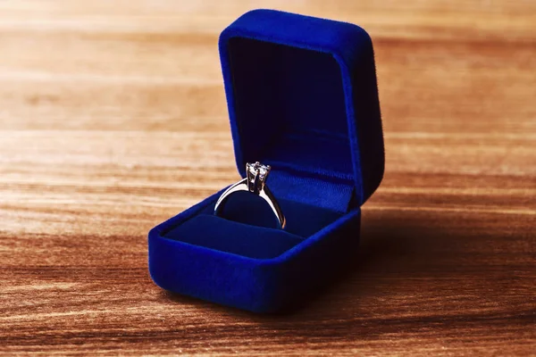 Mavi kutuda nişan yüzüğü. — Stok fotoğraf