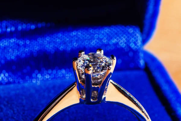 Anillo de diamantes de compromiso en caja azul — Foto de Stock