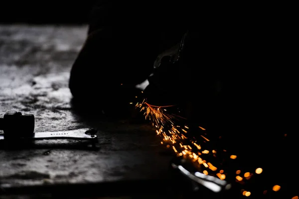 Macinazione del metallo su tubo d'acciaio con lampo di scintille da vicino — Foto Stock