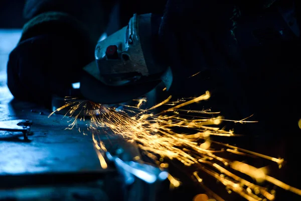 Metallschleifen auf Stahlrohr mit Funkenschlag aus nächster Nähe — Stockfoto