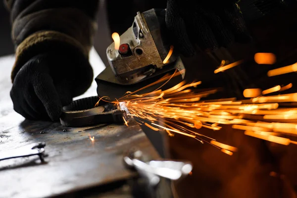 Metal moagem em tubo de aço com flash de faíscas de perto — Fotografia de Stock