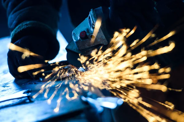 Metal moagem em tubo de aço com flash de faíscas de perto — Fotografia de Stock