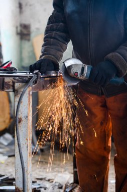 Yakın kıvılcım flaşile çelik boru üzerinde metal taşlama