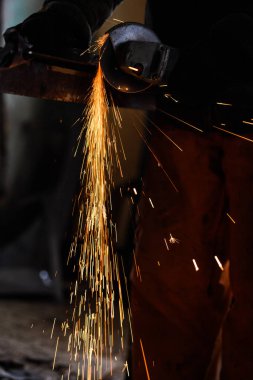 Yakın kıvılcım flaşile çelik boru üzerinde metal taşlama