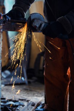 Yakın kıvılcım flaşile çelik boru üzerinde metal taşlama