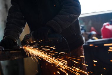 Yakın kıvılcım flaşile çelik boru üzerinde metal taşlama