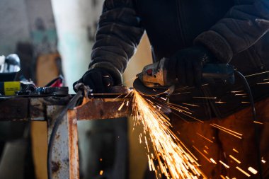 Yakın kıvılcım flaşile çelik boru üzerinde metal taşlama