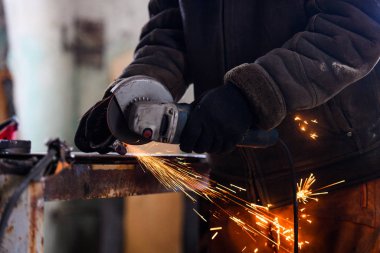 Yakın kıvılcım flaşile çelik boru üzerinde metal taşlama