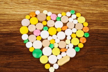 ahşap arka plan üzerinde farklı ilaç kalp