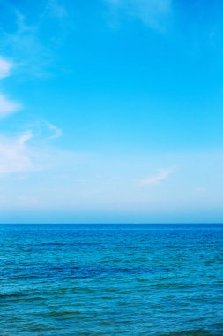 Deniz ve Mavi Gökyüzü Arkaplanı
