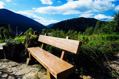 Dağ ve sis manzaralı ahşap bank