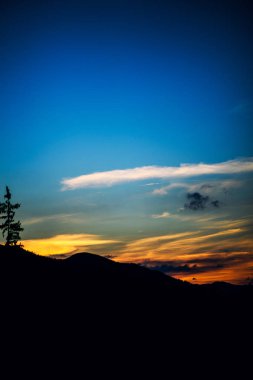 Dağlarda gün batımı