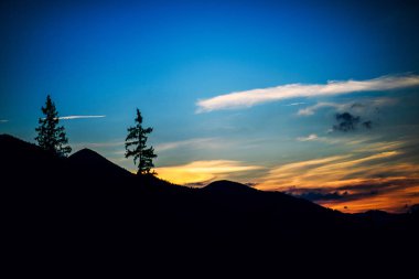 Dağlarda gün batımı