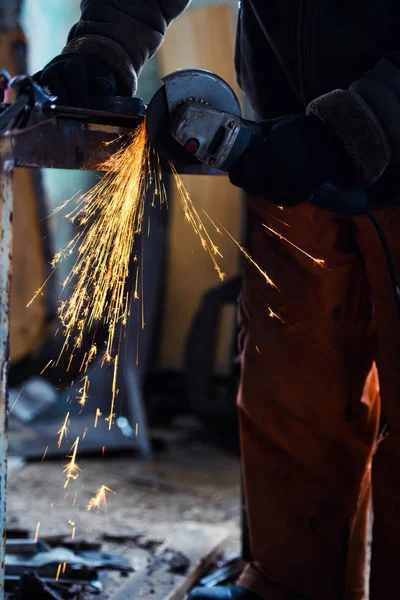 Metal moagem em tubo de aço com flash de faíscas de perto — Fotografia de Stock