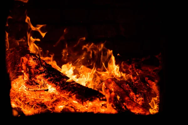 Felle vlam van vuur verbrandt in een open haard — Stockfoto