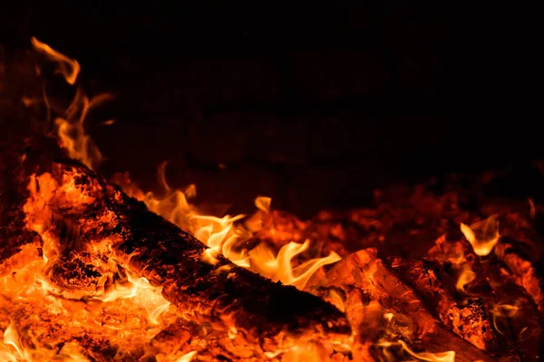 Fiamma lucente di fuoco brucia in un focolare — Foto Stock