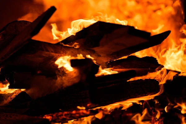 Bright flame of fire burns in a fireplace — Stock Photo, Image