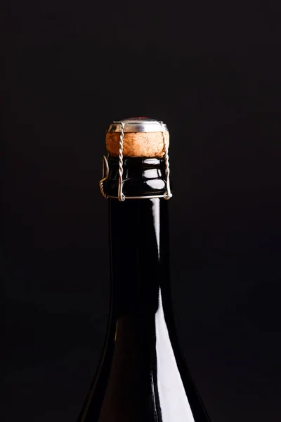 Bottiglia di champagne su sfondo nero — Foto Stock