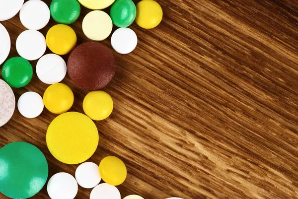 Una gran cantidad de medicamentos coloridos y pastillas de arriba — Foto de Stock