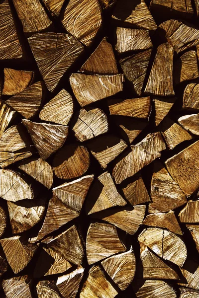 Fondo in legno naturale, primo piano di legna da ardere tritata. legna da ardere — Foto Stock