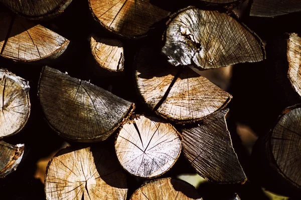 Fond naturel en bois, gros plan de bois de chauffage coupé. Bois de chauffage — Photo
