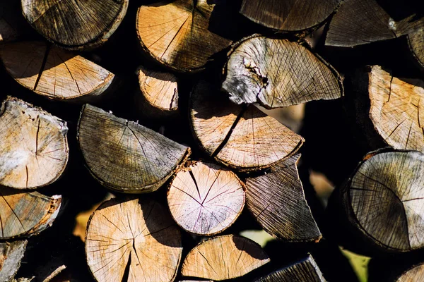 Fondo de madera natural, primer plano de leña picada. Leña —  Fotos de Stock