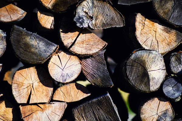 Fondo de madera natural, primer plano de leña picada. Leña —  Fotos de Stock