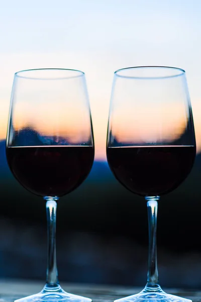 山の風景を劇的な夕焼けでワインを 2 杯 — ストック写真