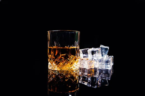 Whiskey Met Ijsblokjes Zwarte Achtergrond — Stockfoto