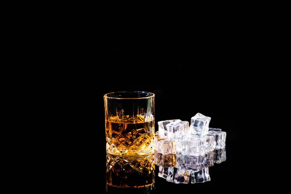 Whiskey Con Cubitos Hielo Sobre Fondo Negro — Foto de Stock