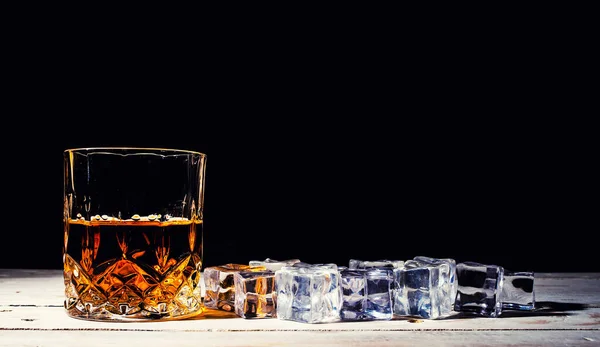 Arkaplanda Buz Küpleri Olan Viski — Stok fotoğraf