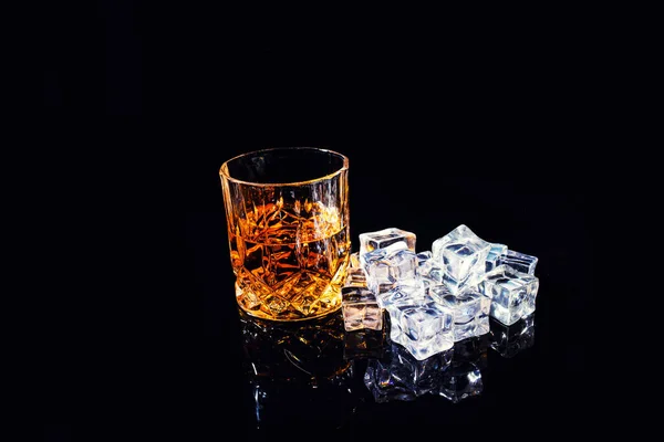 Whisky Con Cubetti Ghiaccio Sfondo Nero — Foto Stock