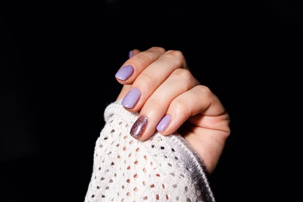 爪のデザイン グレーの背景にライラックカラーの夏のマニキュアで手 女性の手を閉じる アートネイル — ストック写真