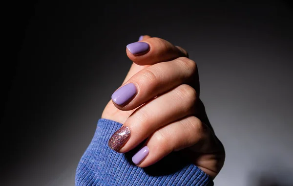 钉子的设计 有淡紫色色彩的手 灰色背景下的夏季美发 女性的近身手 Art Nail — 图库照片