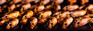 Izgara karides. Izgarada pişmiş karides..