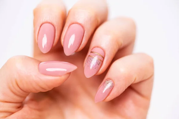 Progettazione Unghie Mani Con Brillante Manicure Nuda Sfondo Grigio Primo — Foto Stock