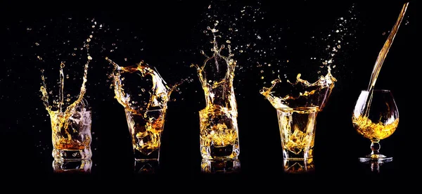 一套五杯威士忌或其他酒精 如白兰地 在黑色背景下与冰块隔离 — 图库照片