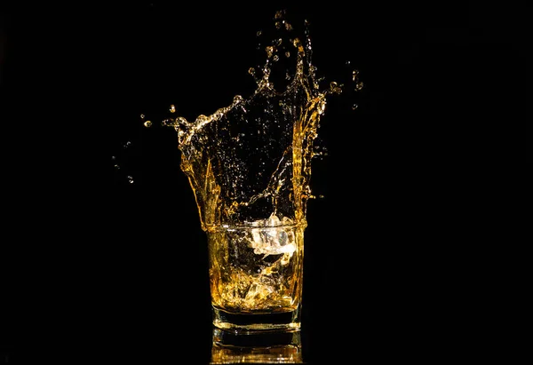 Ett Glas Whisky Med Stänk Från Iskub Över Svart Bakgrund — Stockfoto