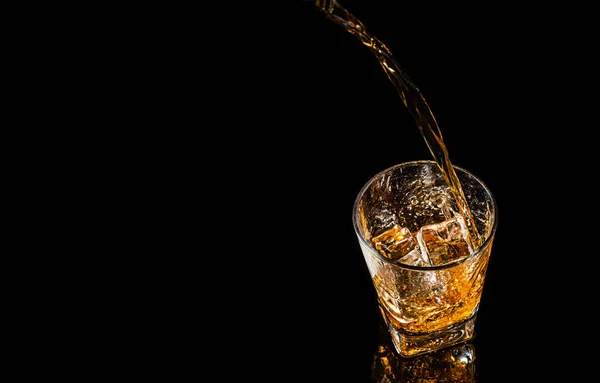 Een Glas Whisky Met Spetters Van Ijsblokje Zwarte Achtergrond Alcohol — Stockfoto