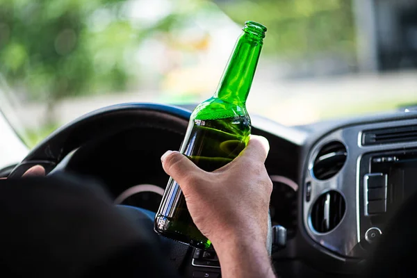 Hombre Bebiendo Cerveza Mientras Conduce Coche Beba Conduzca Concepto Transporte — Foto de Stock