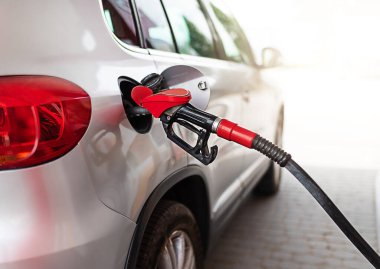 Benzin istasyonunda yakıt ikmali. Yakıt enerjisi kavramı.