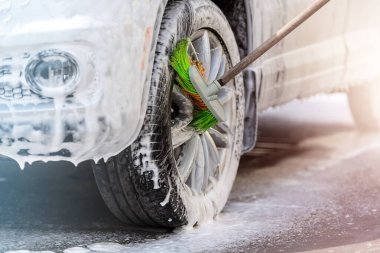 Sabunla Yaz Araba Yıkama. Yüksek Basınçlı Suyu Kullanarak Araba Temizleme.