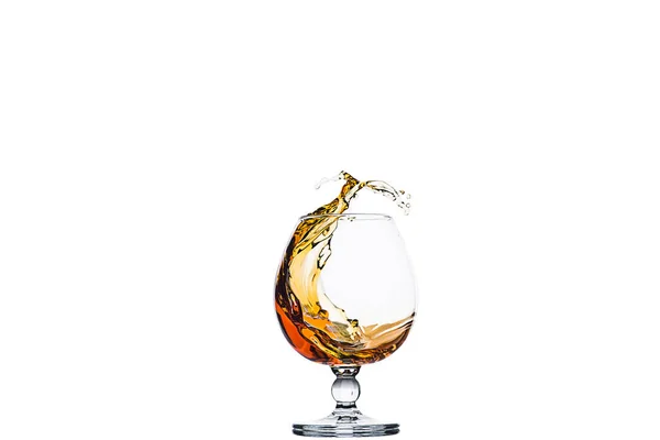 一杯白兰地 从冰块中喷出 与白色隔离 酒精飞溅 威士忌或白兰地或其他类型的酒精 — 图库照片