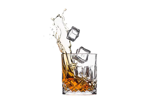 Een Glas Whisky Met Spetters Uit Ijsblokje Geïsoleerd Wit Alcohol — Stockfoto