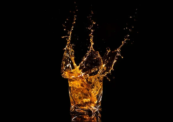 Bicchiere Whisky Con Spruzzi Dal Cubetto Ghiaccio Fondo Nero Spruzzi — Foto Stock