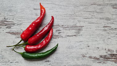 Kırsal bir arka planda kırmızı biber.