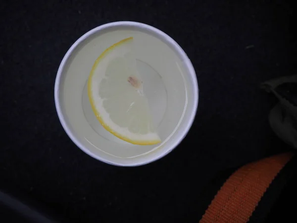 Beyaz kağıt bardak limon suyu ile