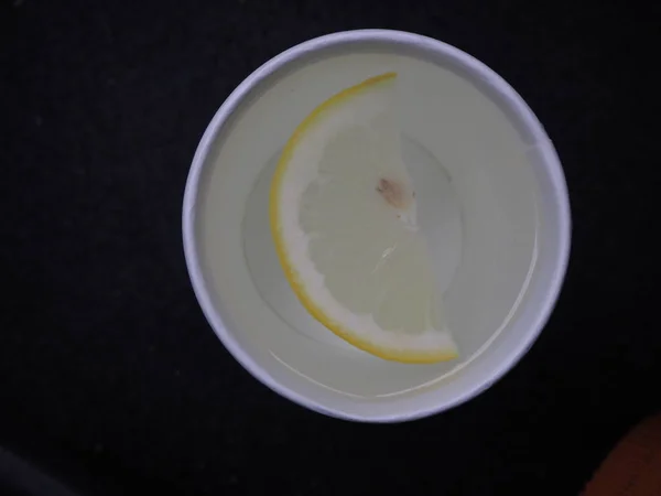 Beyaz kağıt bardak limon suyu ile