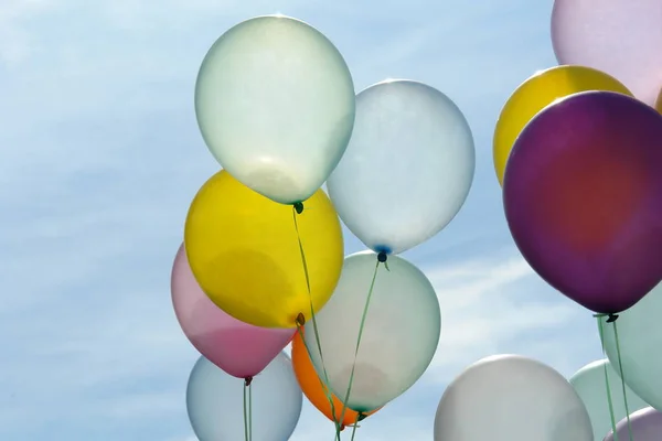 Güneşle aydınlatılan balonlar bir tatilde